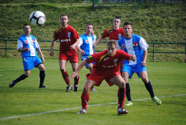 W minionej kolejce rozgrywek grupy II gdańskiej V ligi rezerwy tczewskiego Gryfa (błękitno-białe stroje) zremisowały z Radunią Stężyca (czerwone)