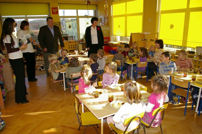 Goście z Lokalnej Grupy Rybackiej w przedszkolu w Sierakowie
