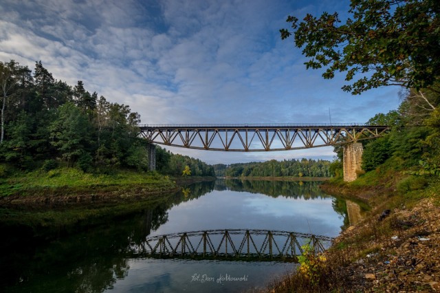 Za Borowym Jarem rzeka Bóbr spływa do Jeziora Pilchowickiego, które skrywa wiele atrakcji i ciekawych miejsc.

Most kolejowy nad Jeziorem Pilchowickim został oddany do użytku w 1906 r., jest więc starszy od samego Jeziora, które powstało po wzniesieniu zapory w 1912 r. To jeden z najwyższych mostów w Polsce – wznosi się ponad 40 m nad dnem jeziora.