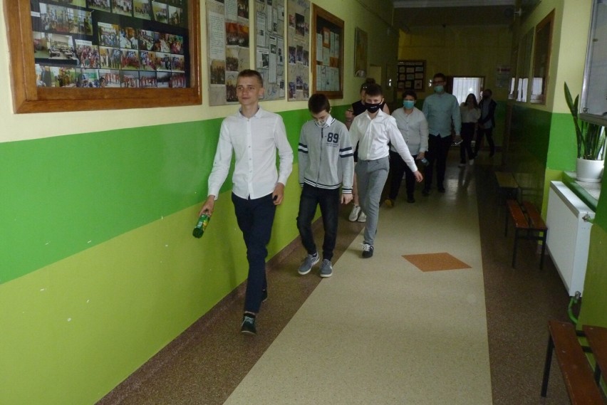 Egzamin ósmoklasisty w PSP 2 w Radomsku. Dziś uczniowie piszą język polski [ZDJĘCIA]