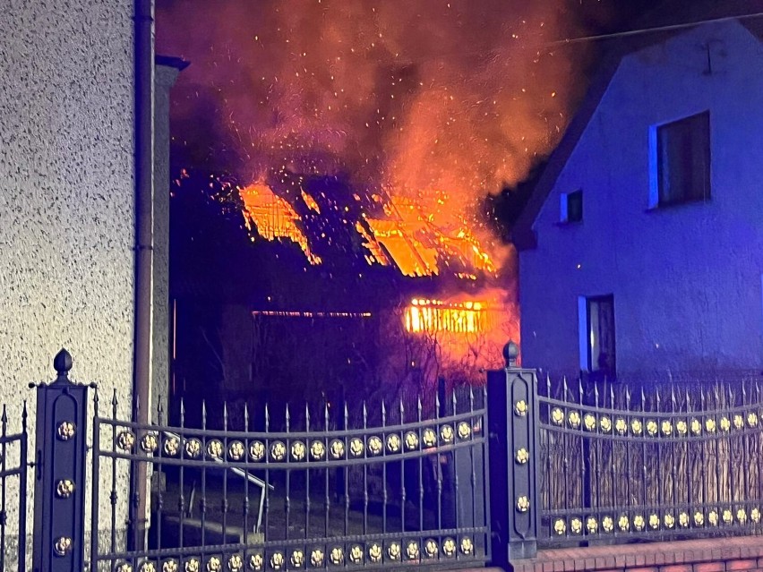 Gaszowice: Pożar stodoły w Czernicy. Łune ognia i dym widać było z odległości kilku kilometrów 