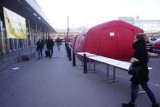 Przy dworcu PKP w Poznaniu stanęły namioty strażackie. To punkt pomocy dla uchodźców z Ukrainy [ZDJĘCIA]