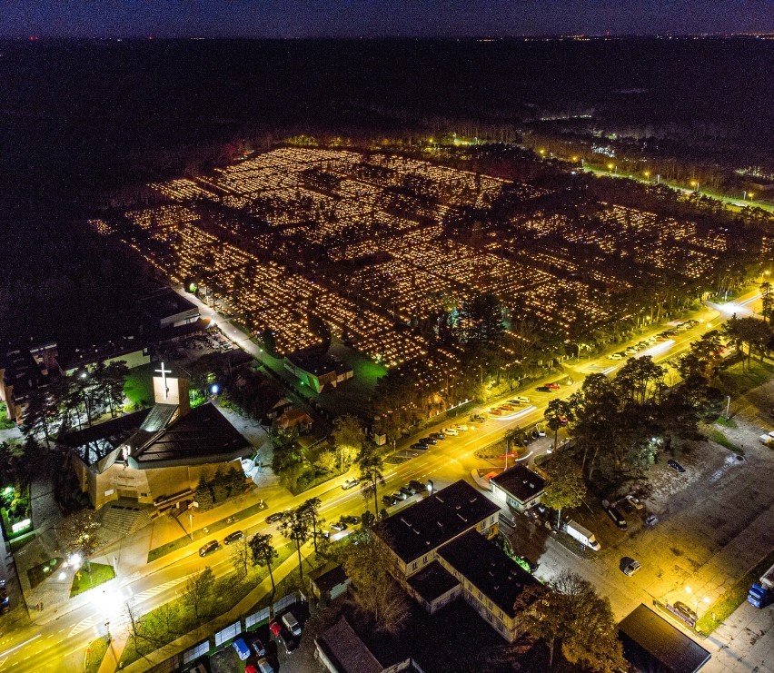 Rozświetlony po zmroku cmentarz komunalny w Stalowej Woli. Zobacz wyjątkowe zdjęcia z drona