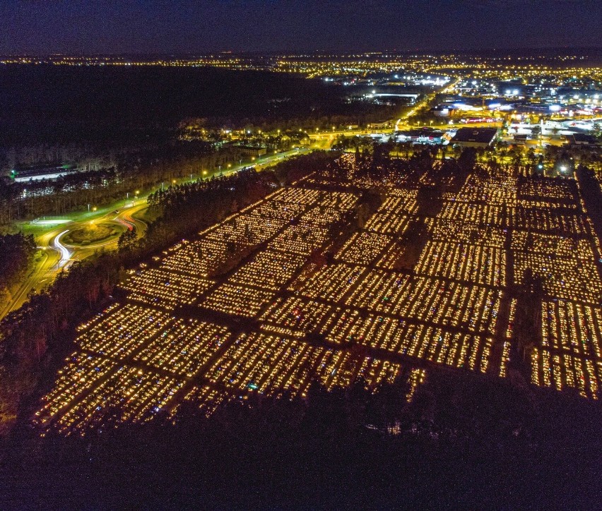 Rozświetlony po zmroku cmentarz komunalny w Stalowej Woli. Zobacz wyjątkowe zdjęcia z drona