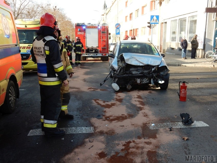 Groźny wypadek policyjnego radiowozu w Opolu. Zderzenie dwóch samochodów na skrzyżowaniu Ozimskiej z Plebiscytową