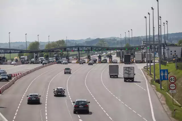 Kilka miesięcy potrwa wymiana kabin i urządzeń do poboru opłat na autostradzie A4 Kraków - Katowice. - Po zakończeniu programu zwiększenia przepustowości placów poboru opłat powinno być znacznie lepiej - zapewnia Rafał Czechowski, rzecznik prasowy spółki Stalexport Autostrada Małopolska, która zarządza odcinkiem z Krakowa do Katowic. Nowe urządzenia umożliwią szybsze regulowanie należności, m.in. dzięki kartom zbliżeniowym. Najprawdopodobniej możliwy będzie elektroniczny pobór opłat bez zatrzymywania się na bramkach.