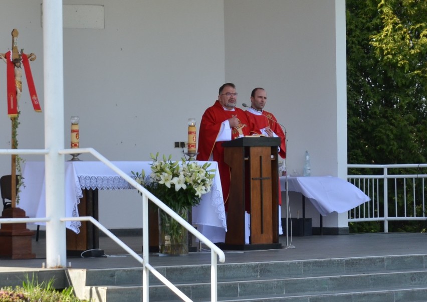 Kobylanka. Msza święta z okazji Dnia Strażaka. Przed ołtarzem polowym zgromadzili się druhowie z Kobylanki i Dominikowic