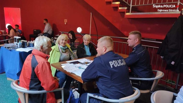 Spotkania dąbrowskich policjantów w ramach akcji #ZnamTeNumery

Zobacz kolejne zdjęcia/plansze. Przesuwaj zdjęcia w prawo naciśnij strzałkę lub przycisk NASTĘPNE