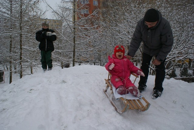 Pierwszy śnieg bardzo ucieszył małą Julkę, którą tato zabrał na sanki. - Trudno przewidzieć, jak długo ten śnieg się utrzyma, więc staramy się jak najszybciej skorzystać z zimowej aury - mówi pan Paweł.