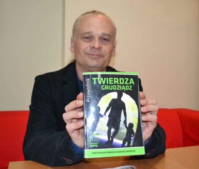 Jednym z autorów przewodnika po Twierdzy Grudziądz jest Mariusz Żebrowski, znany grudziądzki historyk