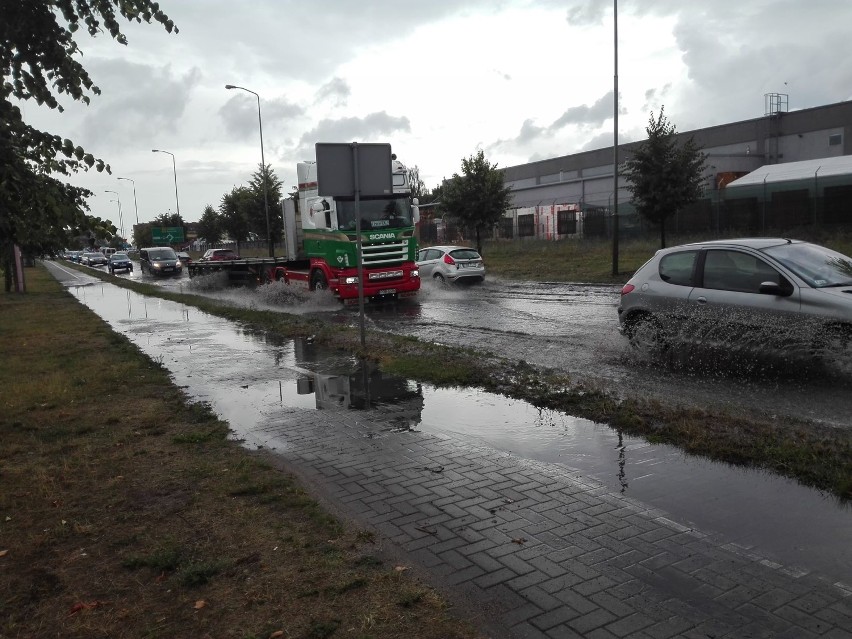 Deszcz zmienił ulice i chodniki w Wągrowcu w rzekę