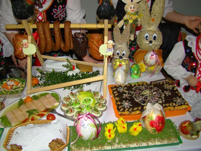 Prezentacja lokalnych potraw związanych z nadchodzącymi świętami  podczas imprezy „Tradycja Stołu Wielkanocnego” w Brzeźnicy. Przygotowały je koła gospodyń z gminy.