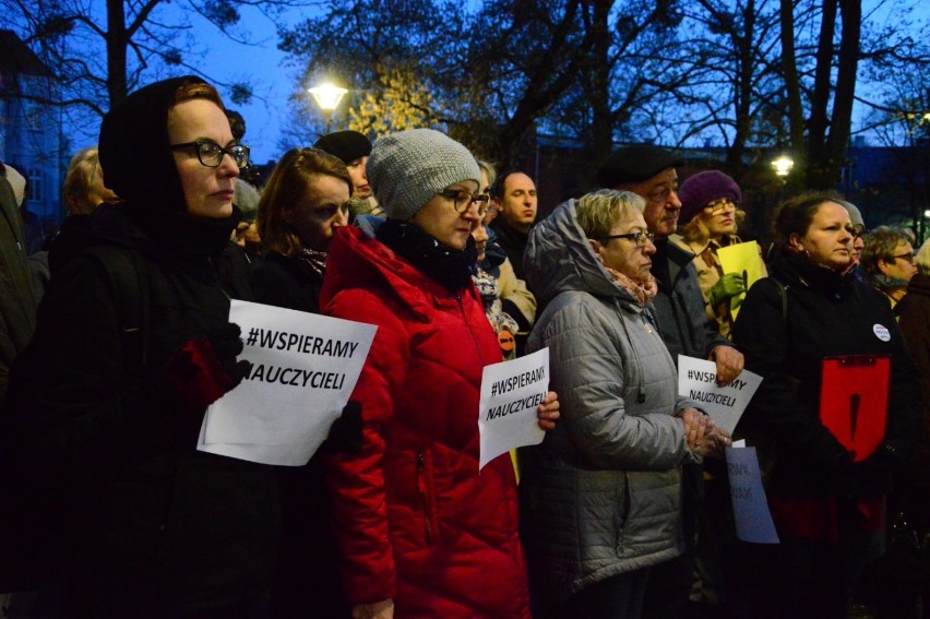 Strajk nauczycieli w Kwidzynie. Na Placu Plebiscytowym odbył się wiec poparcia [ZDJĘCIA]