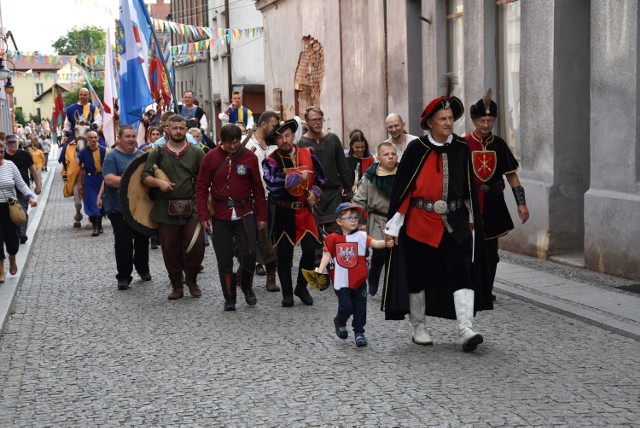 Dziś 3 lipca w Golubiu-Dobrzyniu rozpoczął się 44. Wielki Międzynarodowy Turniej Rycerski. Był przemarsz przez miasto oraz symboliczne przekazanie kluczy do miasta. Rycerze witali mieszkańcy miasta