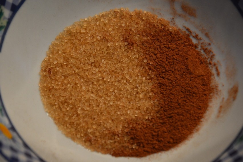 Składniki: łyżka cukru brązowego i łyżeczka cynamonu.