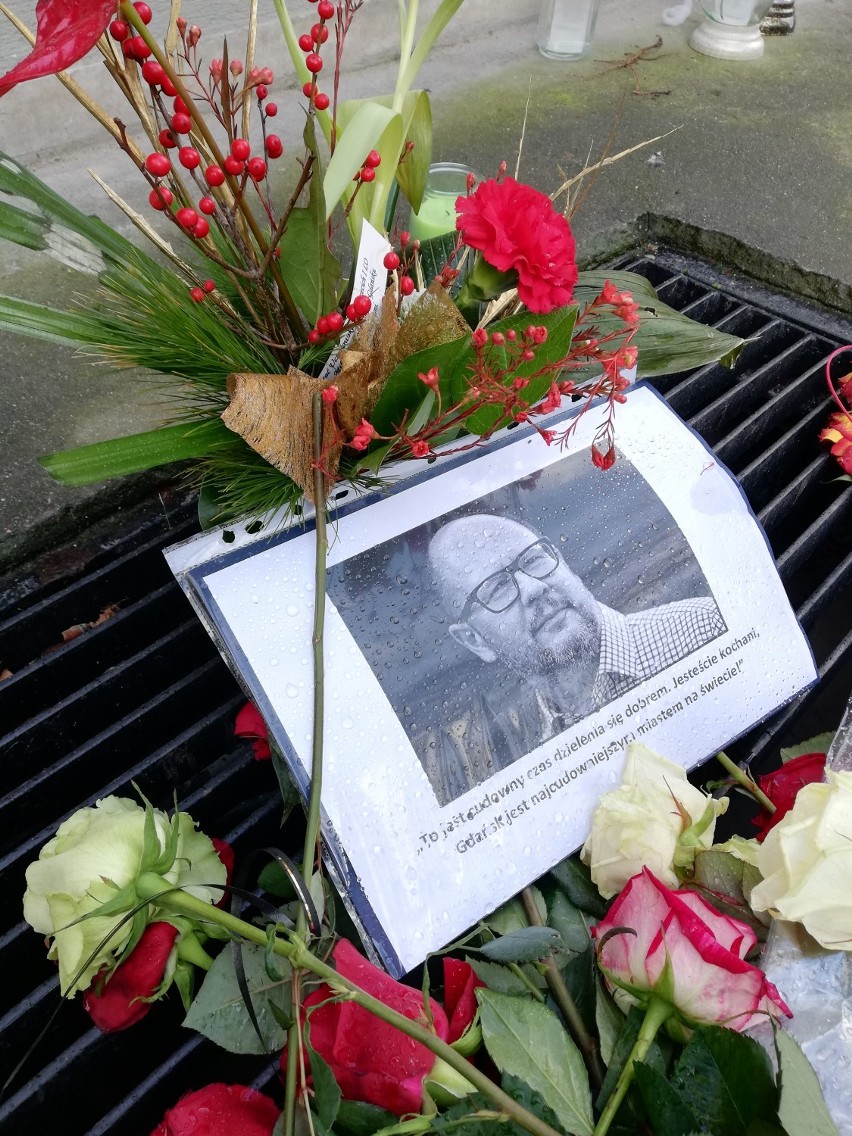 Żałoba na ulicach Gdańska. Kwiaty i znicze w różnych częściach miasta [wideo, zdjęcia]