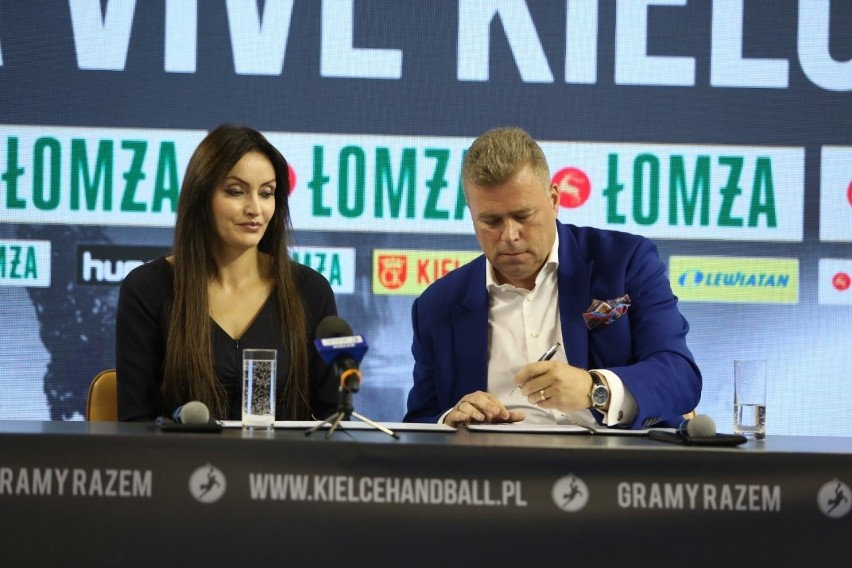 Jeden z najważniejszych dni dla kieleckiej piłki ręcznej w ostatnich latach. KS Kielce ma sponsora. To piwo Łomża [TRANSMISJA VIDEO]