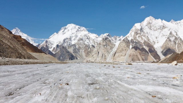 Na zdj. Broad Peak i Vigne Glacier w Karakorum. Najwyższym szczytem w tym paśmie jest K2.