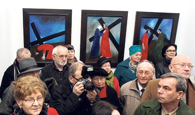 Zainteresowanie inaugurującą festiwal wystawą obrazów Stanisława Rodzińskiego "Droga Krzyżowa" było niemałe