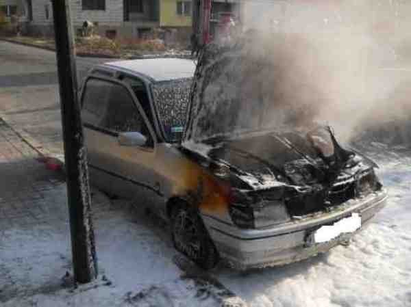 W pożarze samochodu spłonęła komora silnika