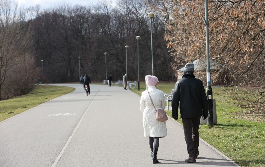 Piękna pogoda w Rzeszowie. Mieszkańcy odpoczywają nad zalewem [ZDJĘCIA]