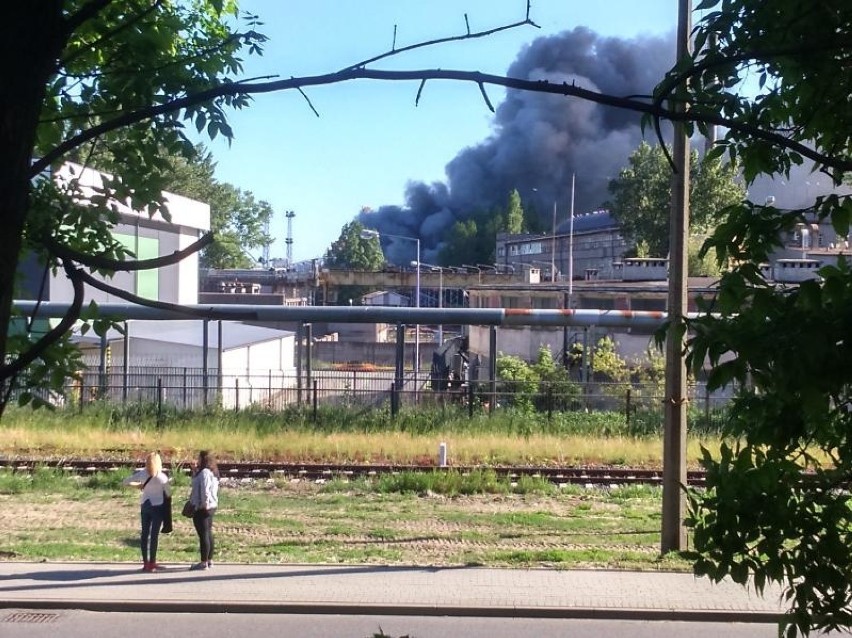 Pożar w hali Stoczni Marynarki Wojennej w Gdyni