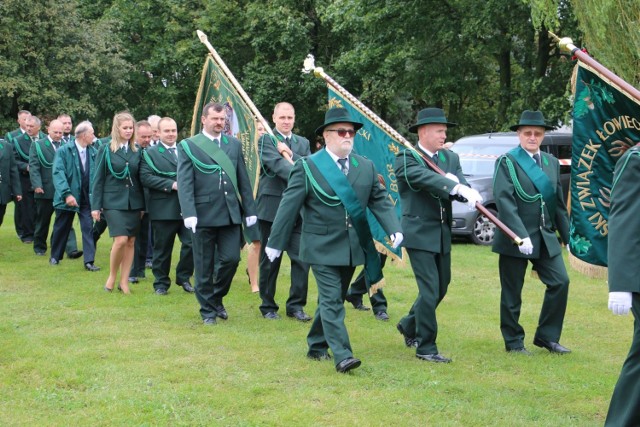 Myśliwi z Wojskowego Koła Łowieckiego „Ponowa” z Włocławka w tym roku obchodzą 70-lecie swojej działalności. Z tej okazji zawiązał się komitet, który stwierdził, że koło musi mieć swój sztandar. 

>> Najświeższe informacje z regionu, zdjęcia, wideo tylko na www.pomorska.pl 