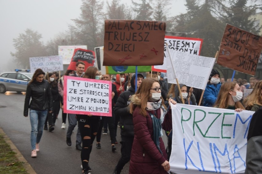 Marsz klimatyczny przeszedł ulicami Wągrowca. Młodzi wągrowczanie chcą w taki sposób zwrócić uwagę dorosłych na problemy planety [ZDJĘCIA]