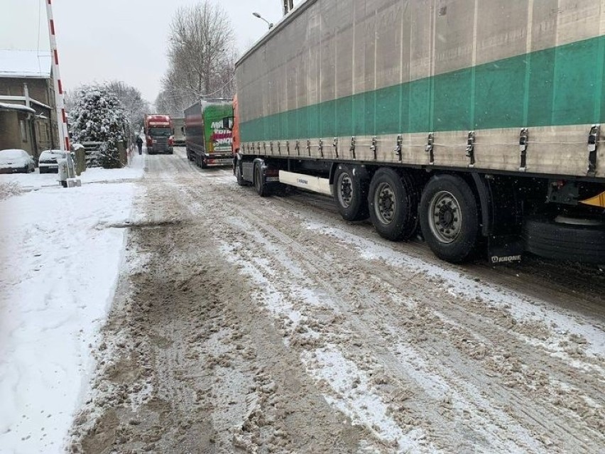 Bardzo trudne warunki na beskidzkich drogach. Zablokowanych...