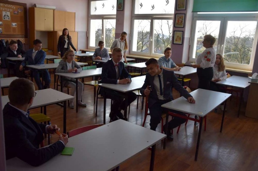 Uczniowie w "Dwójce" w Wągrowcu rozpoczęli ostatni test na koniec ósmej klasy 