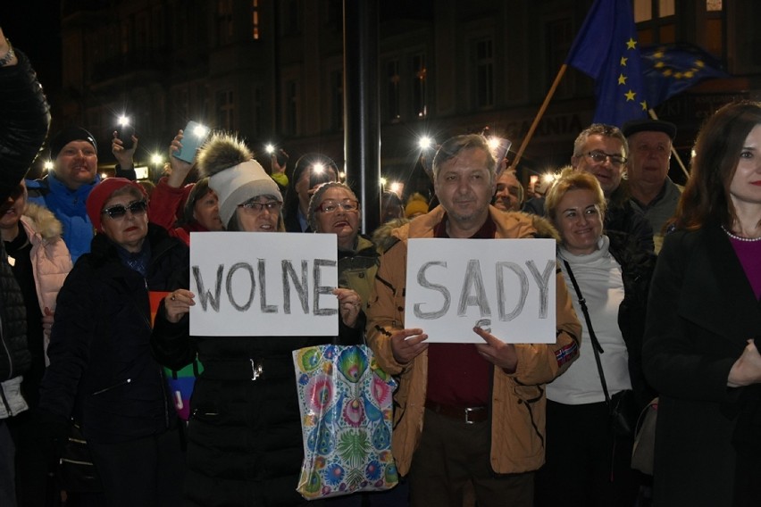 Tłumy protestowały przed sądem w Legnicy, „Dziś Sędziowie – jutro TY” [ZDJĘCIA]