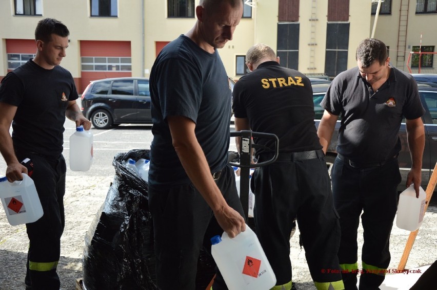 Środki do dezynfekcji wkrótce trafią do przedszkolaków. Materiały odebrali i rozdysponują rawiccy strażacy [ZDJĘCIA]