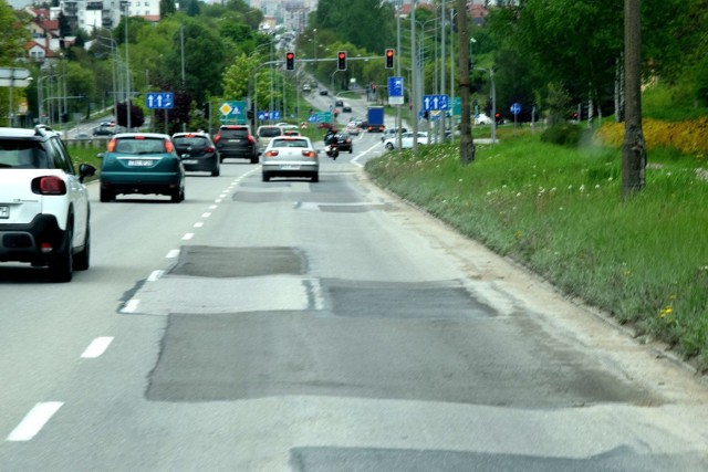 Zapadliska, koleiny, łata przyklejona do łaty - tak wygląda odcinek alei księdza Jerzego Popiełuszki w Kielcach, która jest częścią drogi krajowej numer 73.