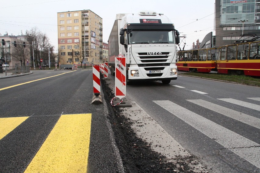 Zakończenie prac remontowych na skrzyżowaniu marszałków w Łodzi, wstrzymane. [ZDJĘCIA]