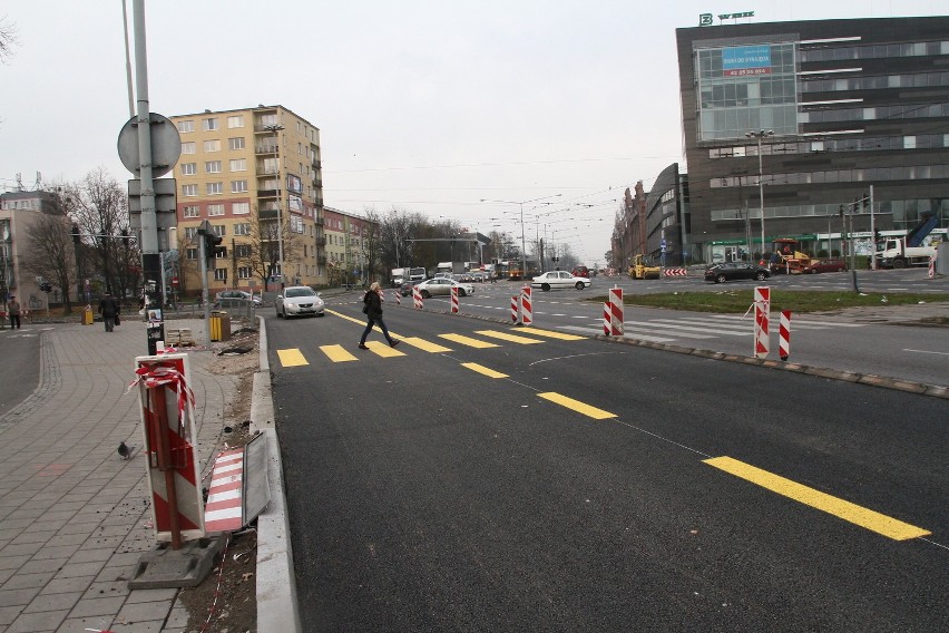 Zakończenie prac remontowych na skrzyżowaniu marszałków w Łodzi, wstrzymane. [ZDJĘCIA]