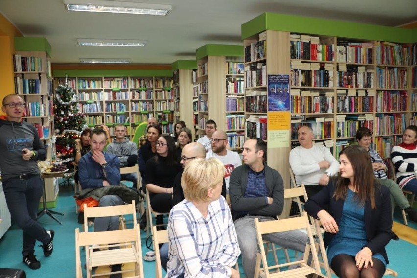 Spotkanie z ultramaratończykiem Tomaszem Pawłowskim w bibliotece w Blizanowie FOTO