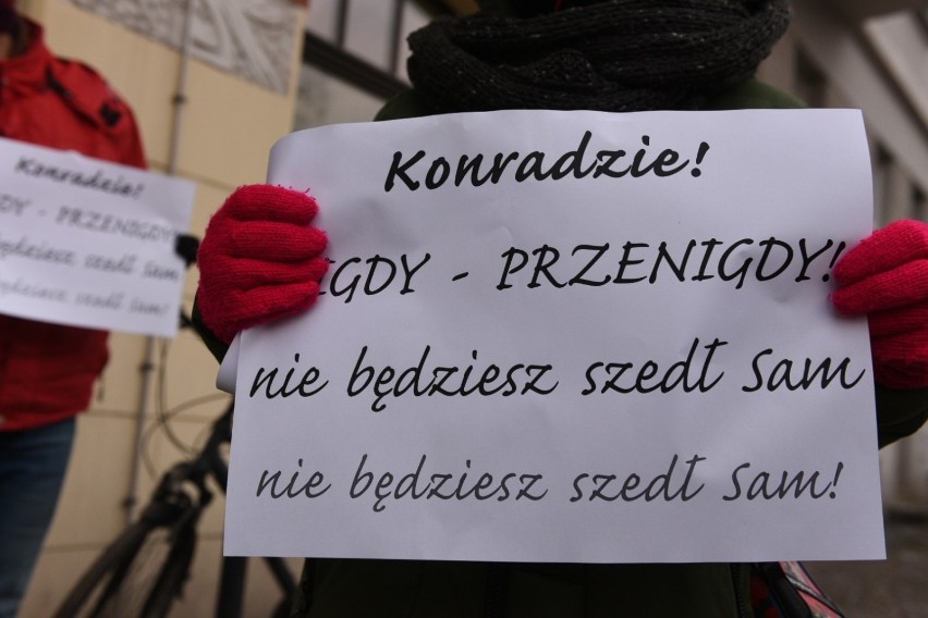 Protest pod sądem w Toruniu. Zobacz, jak było!