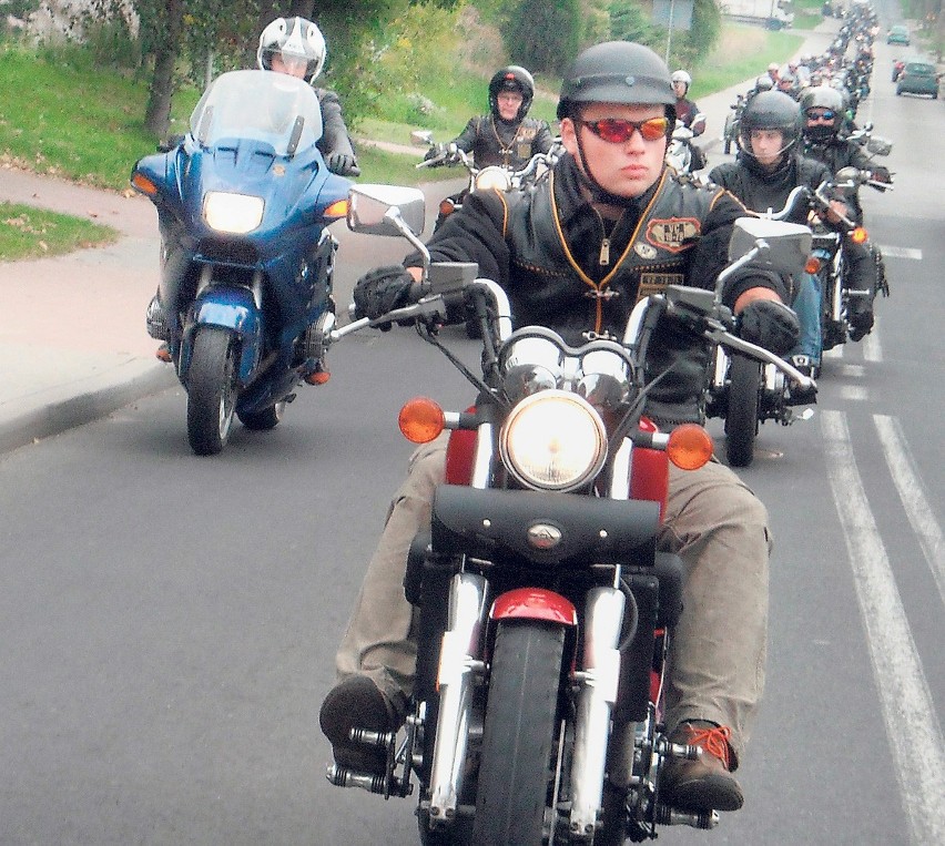 Dąbrowska grupa  w motocyklowej paradzie przez miasta...