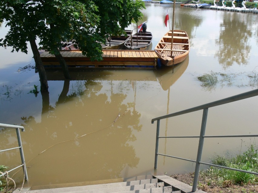 Woda opada w Sandomierzu. Władze miasta zaczynają szacować straty [ZDJĘCIA] 