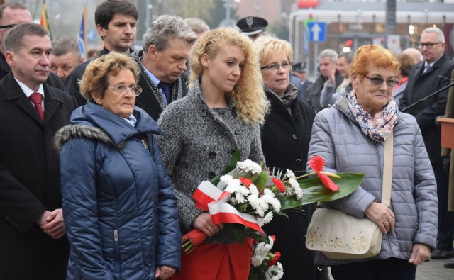 Obchody Narodowego Święta Niepodległości w Skwierzynie rozpoczęła msza św. w intencji Ojczyzny. Po zakończeniu nabożeństwa poczty sztandarowe, przedstawiciele władz, wojska, policji i lokalnych stowarzyszeń przeszli pod pomnik Władysława Jagiełły, gdzie odbyła się uroczystość z wojskowym ceremoniałem i w asyście żołnierzy stacjonującego w tym mieście 35. Skwierzyńskiego Dywizjonu Rakietowego Obrony Powietrznej.