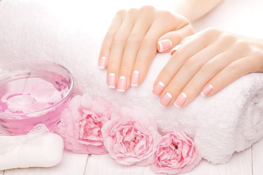 Klasyczny francuski manicure jest delikatny, elegancki i...