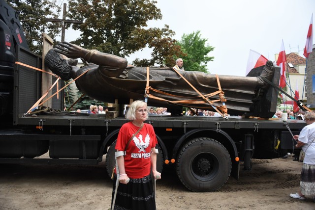 Wydarzenia dnia: 30 maja

Ponad pięciometrowy posąg Chrystusa będący elementem Pomnika Wdzięczności dotarł w poniedziałek, 30 maja do Poznania i stanął na Jeżycach. 

Figura Chrystusa dotarła do Poznania [ZDJĘCIA]