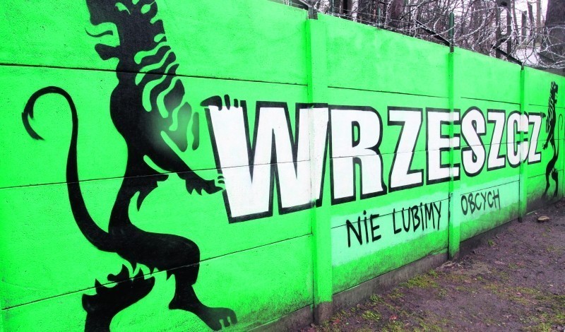 Wrzawa wokół hasła na murze przy stadionie Lechii "Wrzeszcz...