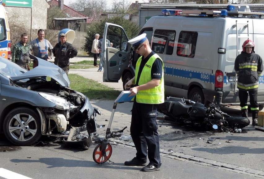 Wrocław: Czołowe zderzenie motocyklisty z autem (ZDJĘCIA)