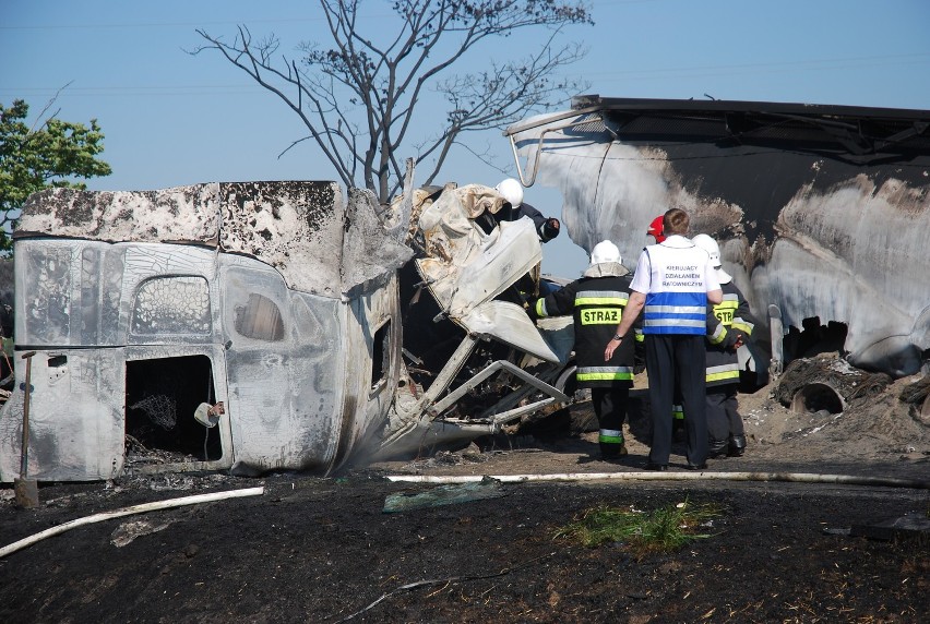 Smolice - Tragiczny wypadek: spaliły się trzy tiry, dwaj kierowcy nie żyją (FOTY)