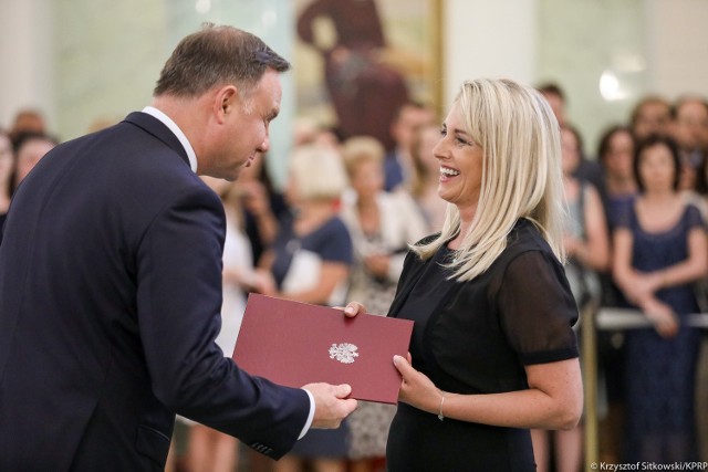 Prezydent Andrzej Duda wręcza nominację profesorską