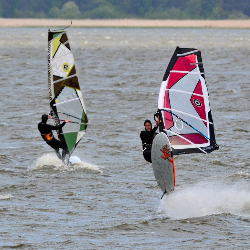 Surfing na jeziorze Bukowo. Taki relaks w okolicy Dąbek [ZDJĘCIA]