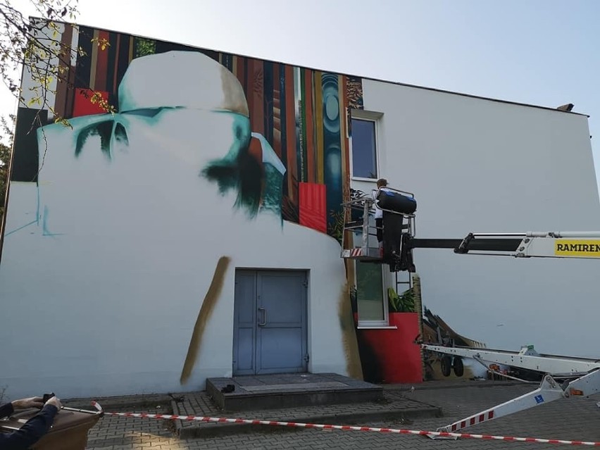 Na ścianie Staropolskiej Szkoły Wyższej w Kielcach powstaje wyjątkowy mural pamięci Jana Piwnika "Ponurego" [ZDJĘCIA]