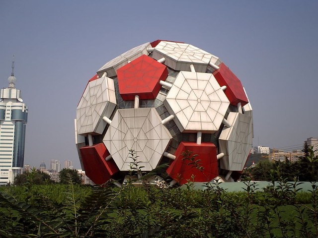 Źródło: http://commons.wikimedia.org/wiki/File:Soccer_ball_%28a_symbol_of_Dalian%29.jpg