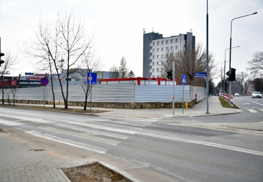 Budowa bloku mieszkalnego obok Centrum Handlowego "Przy Struga" w Radomiu. Zobacz zdjęcia